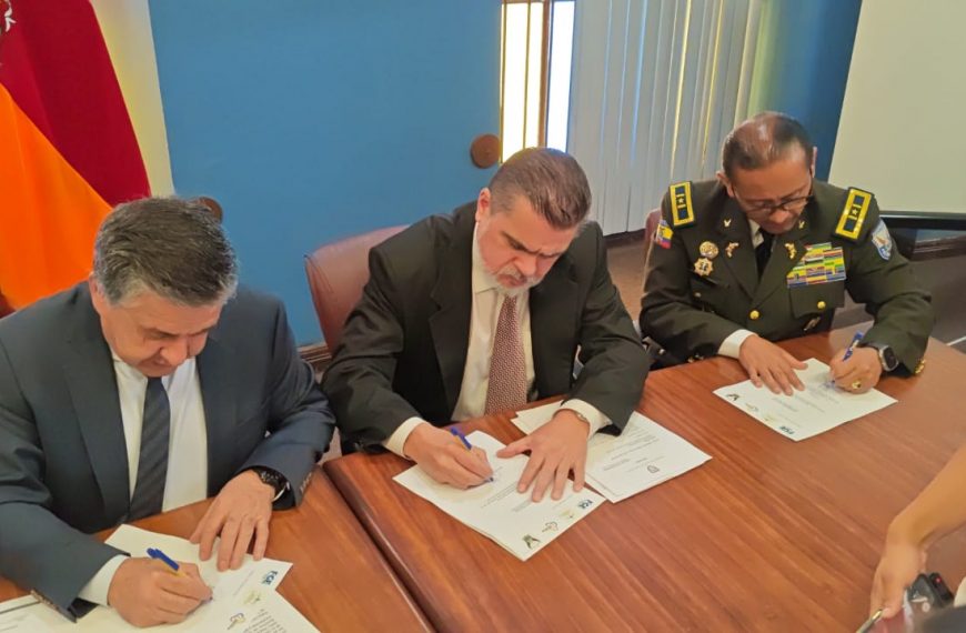 Instituciones de justicia y seguridad suscriben acta compromiso para capacitar a 1.350 policías en el Azuay