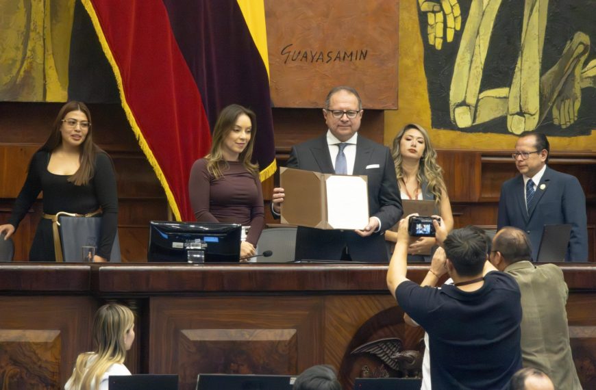 Vocal Fabián Fabara es posesionado por la Asamblea Nacional