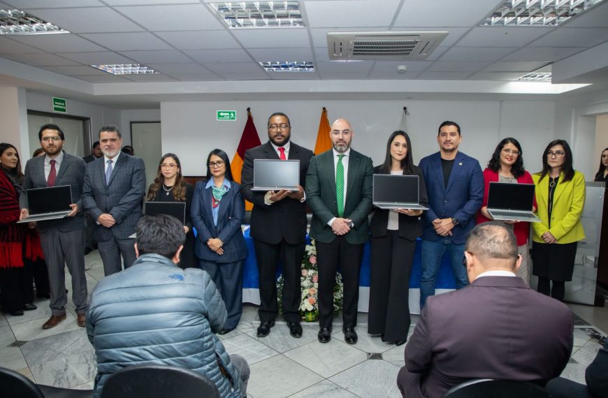 Consejo de la Judicatura inició la entrega de 390 computadores portátiles a servidores judiciales del Azuay