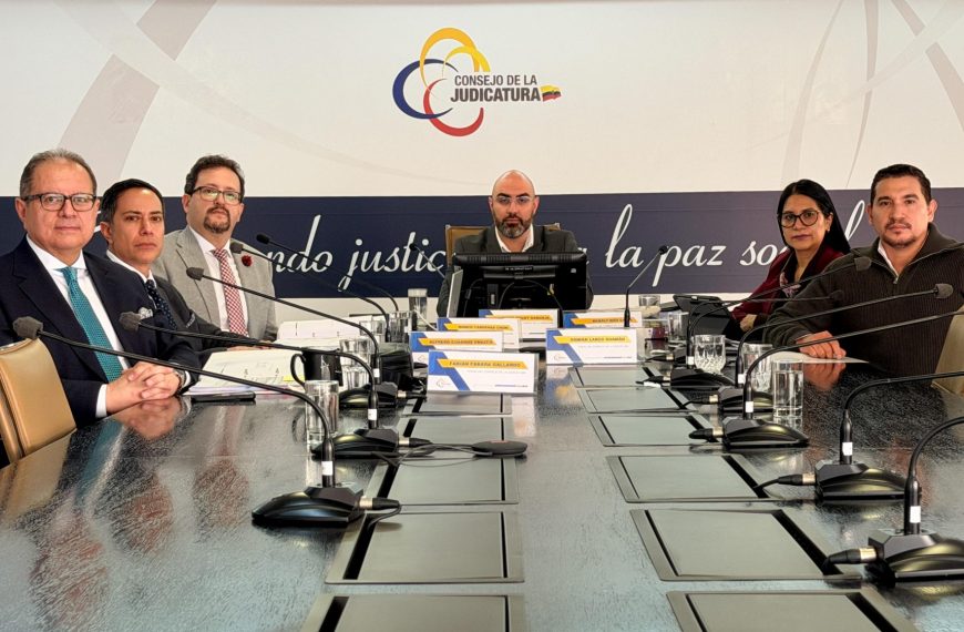 Pleno destituye a una asistente que de forma indebida retuvo documentos y suspende a una fiscal