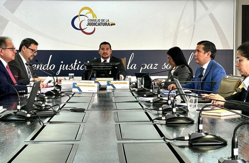 Pleno destituye a ex fiscal provincial de El Oro y suspende a un juez