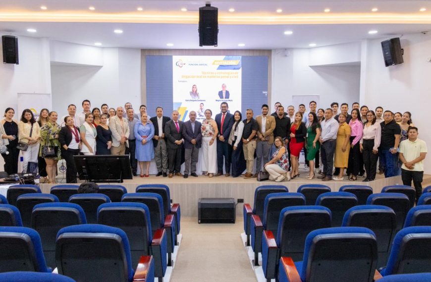 970 profesionales y estudiantes de Derecho de Manabí se capacitaron sobre litigación oral