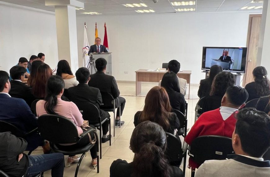 Bolívar abre nuevo ciclo de prácticas preprofesionales con 36 egresados de Derecho