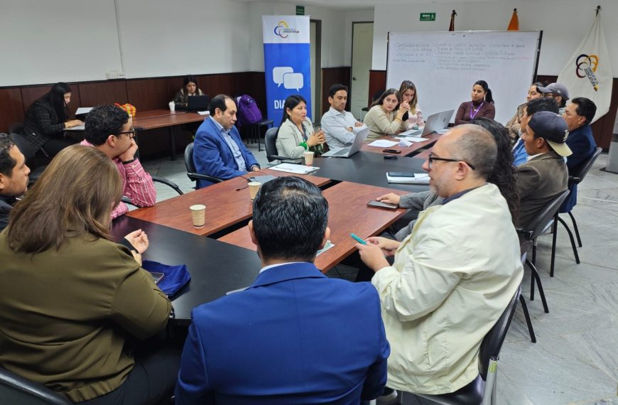 Primera Mesa de Pluralismo Jurídico promueve el diálogo entre la justicia ordinaria y la justicia indígena en Azuay